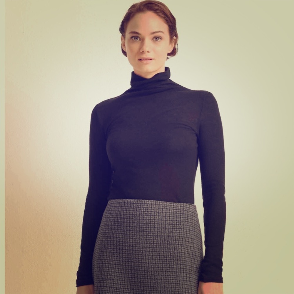 CLUB MONACO black turtle neck